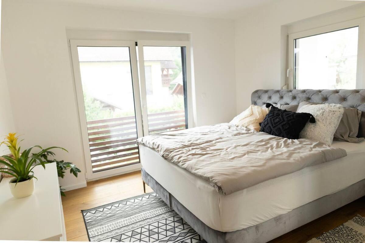 Aura Apartments Zirovnica Kültér fotó